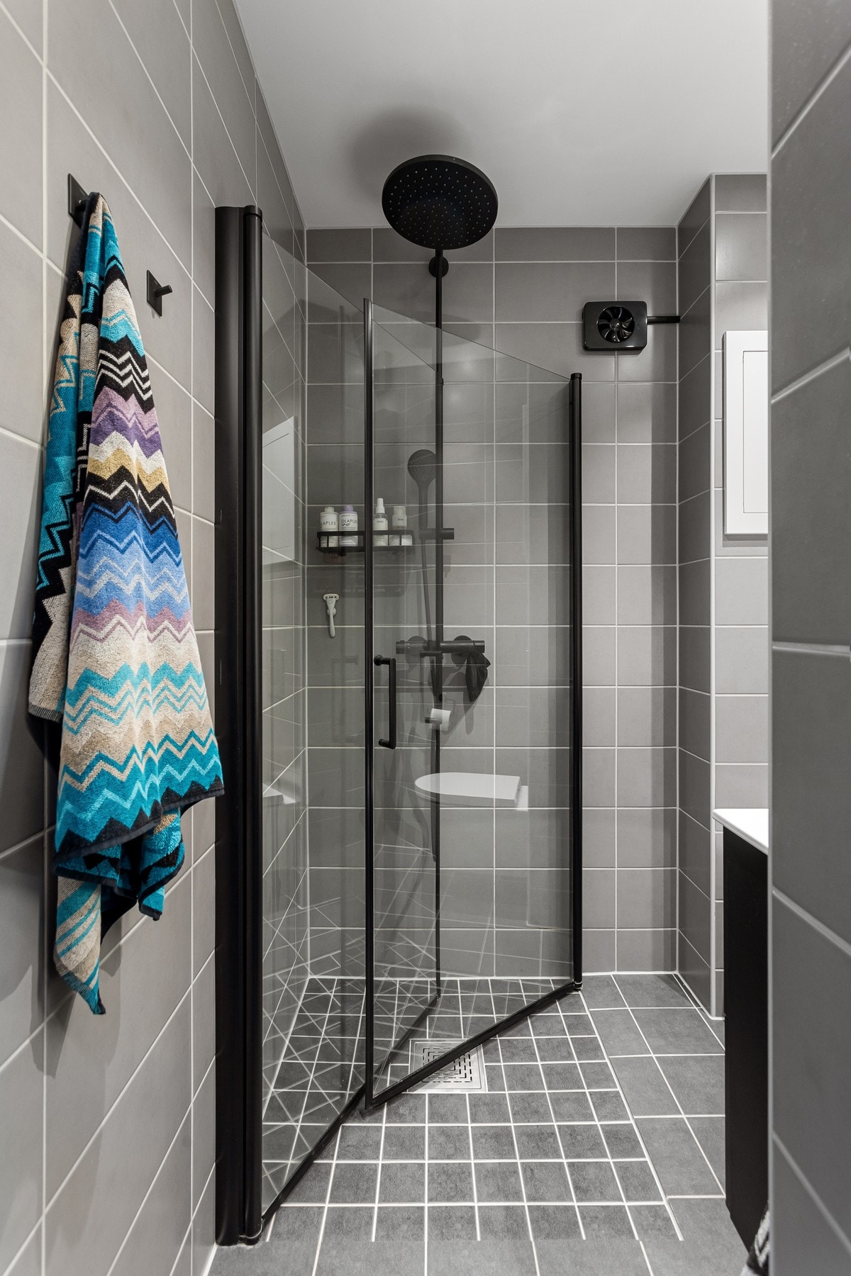 Baderommet er også utstyrt med dusjhjørne med innfellbare glassdører og både hånd- og regnfallsdusj, samt vegghengt toalett. Galleribilde