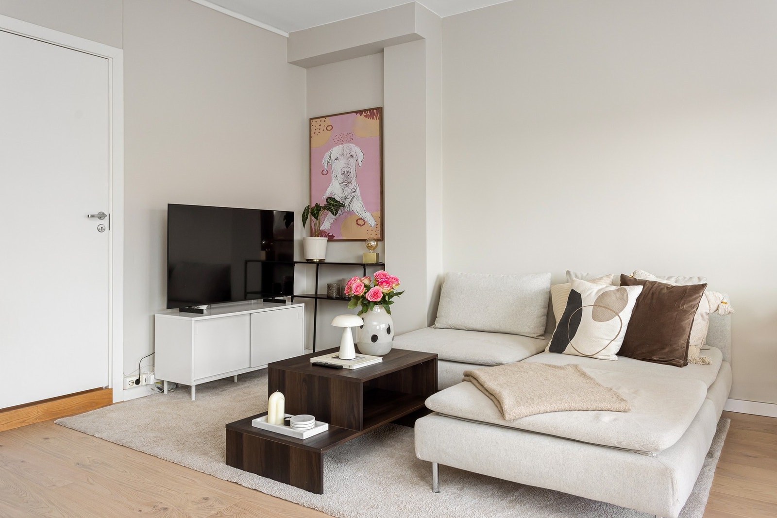 Leiligheten holdes god og lun på vinterstid med fjernvarme til radiatorer. Både oppvarming med fjernvarme, varmtvann og internett er inkludert i felleskostnadene. Galleribilde