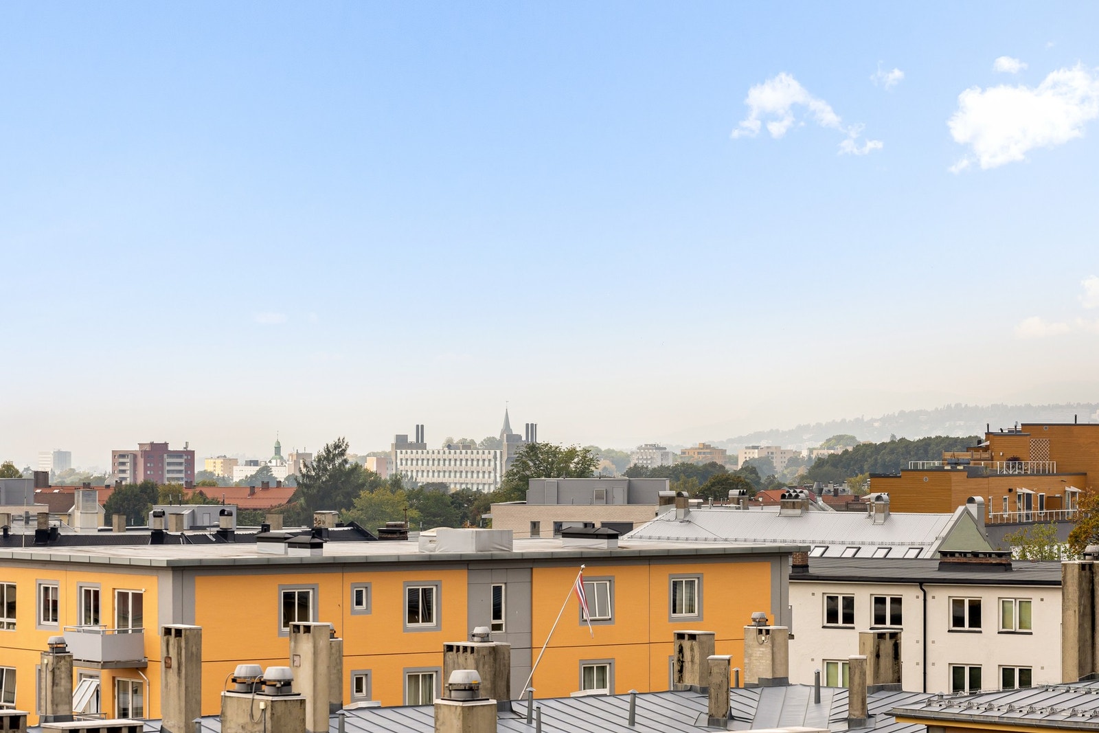 Beliggenheten i toppetasjen og mot sydøst sørger for gode solforhold fra tidlig morgen og frem til ettermiddagen. Her sitter du høyt, fritt og solrikt med fint utsyn. Galleribilde