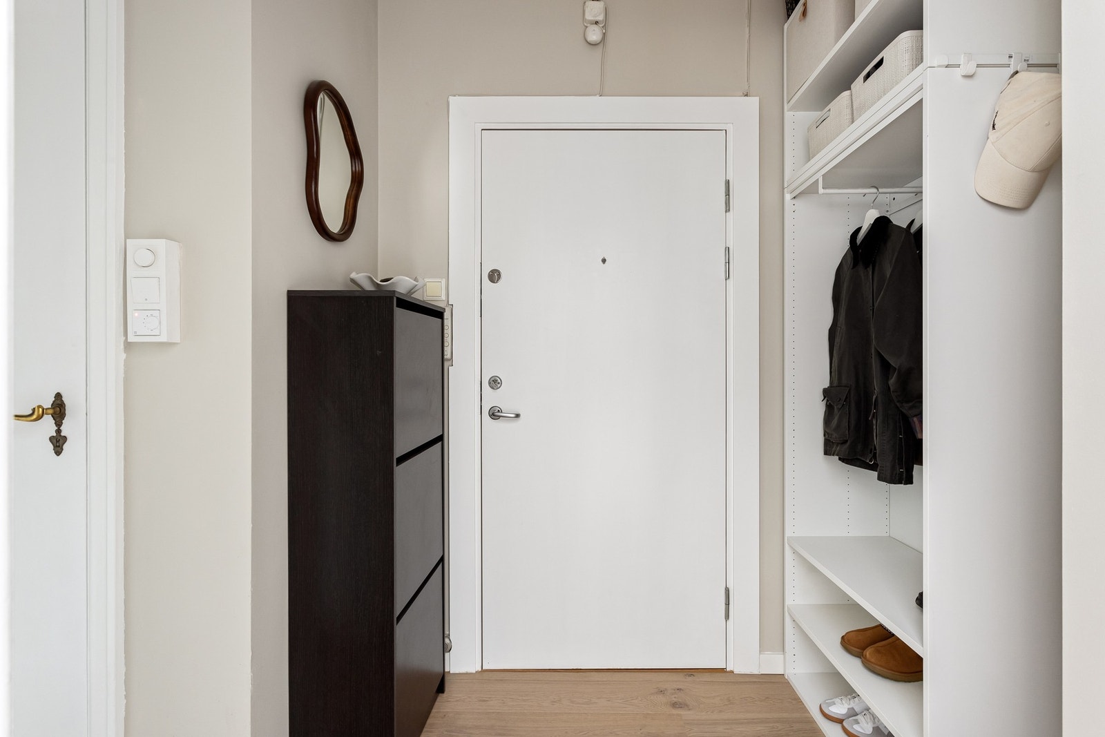 Du tar deg opp til leiligheten i byggets toppetasje (6. etasje) via felles trapperom med heis (heisen går opp til 5. etasje). Galleribilde