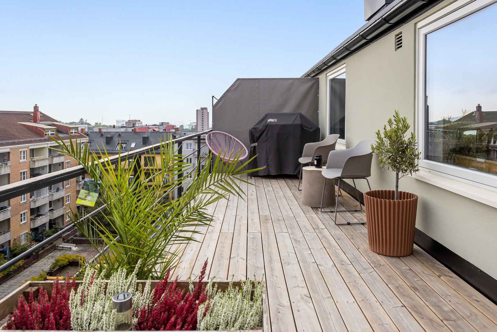 Fra stuen har du utgang til en fantastisk flott og solrik sydøstvendt takterrasse på ca. 18m² med fantastisk fjordutsikt. Galleribilde