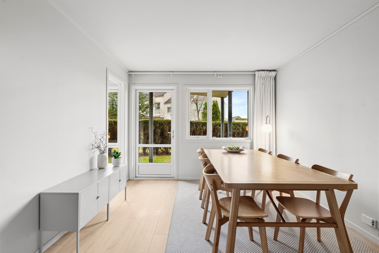 Den åpne løsningen mellom stue og kjøkken skaper en sosial og luftig sone, med direkte utgang til terrassen. Galleribilde