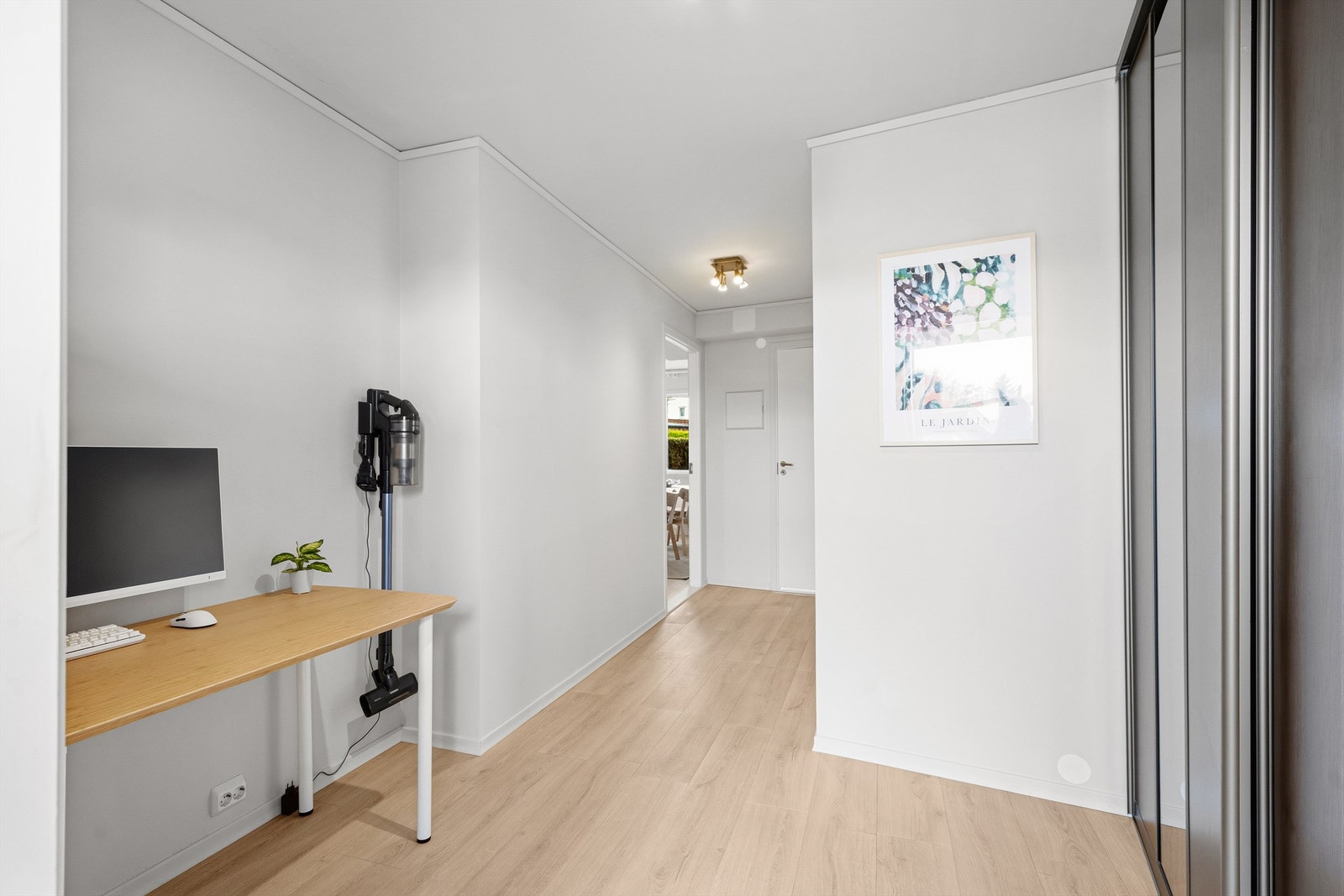 I gangen er det plass til et kontor også Galleribilde