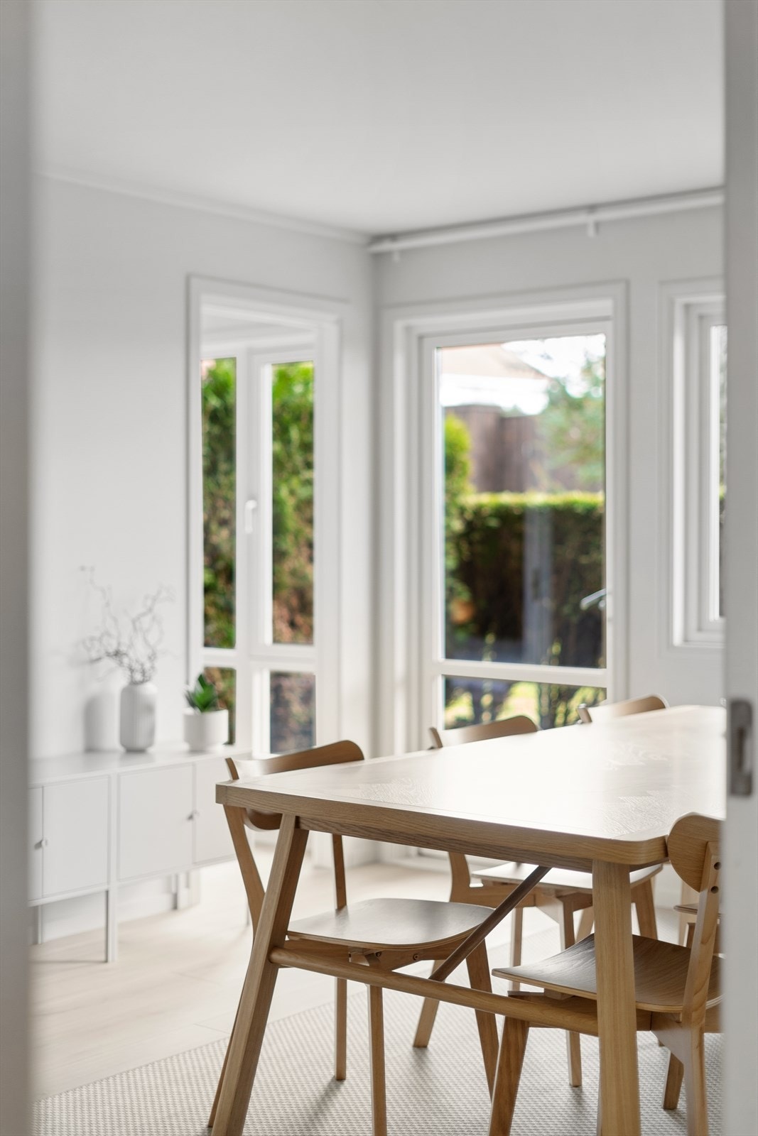 Gjennomtenkte vinkler og lysinnslipp gir rommet en behagelig atmosfære. Galleribilde