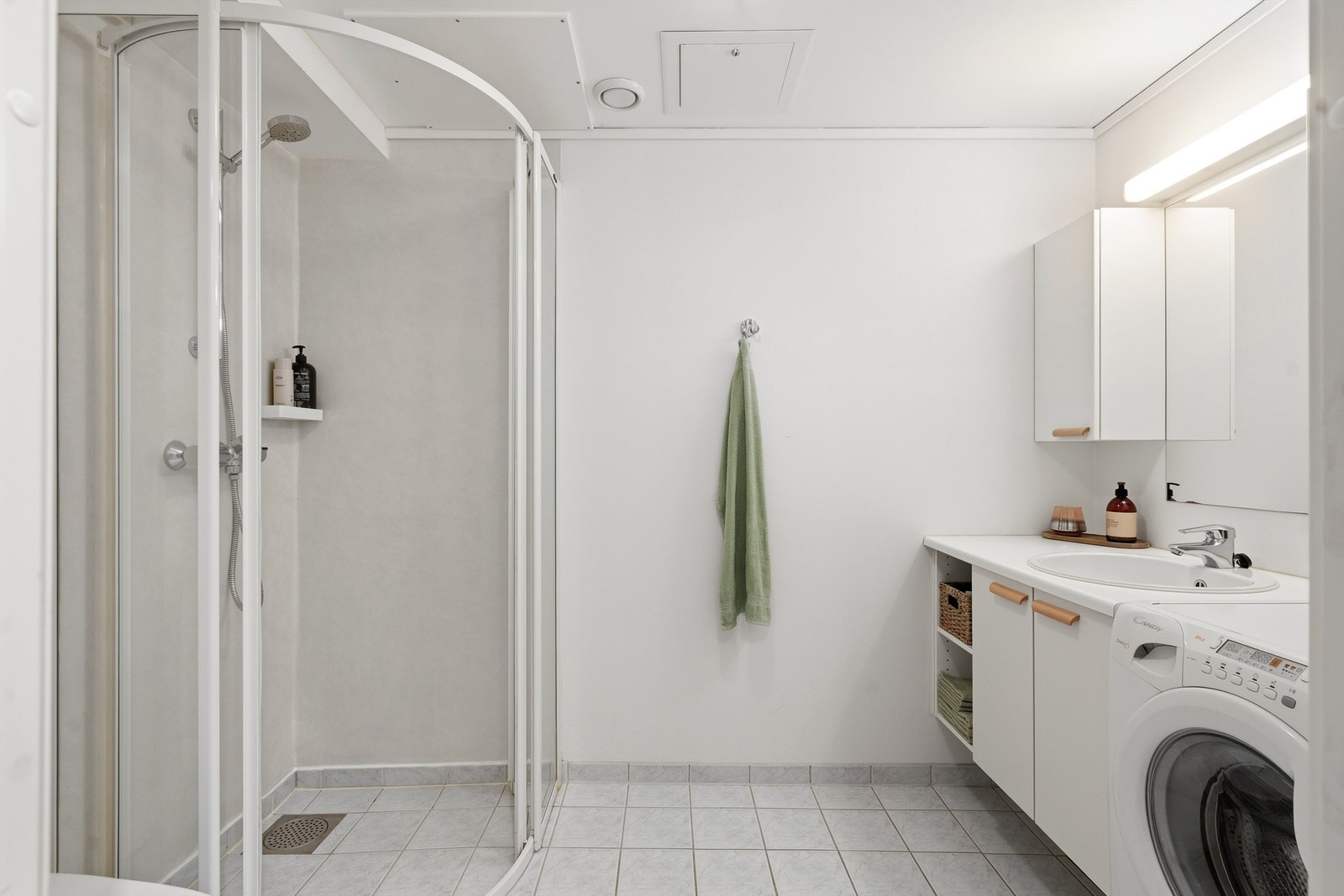 Badet er utstyrt med elektriske varmekabler i gulvet og har opplegg for vaskemaskin. Galleribilde