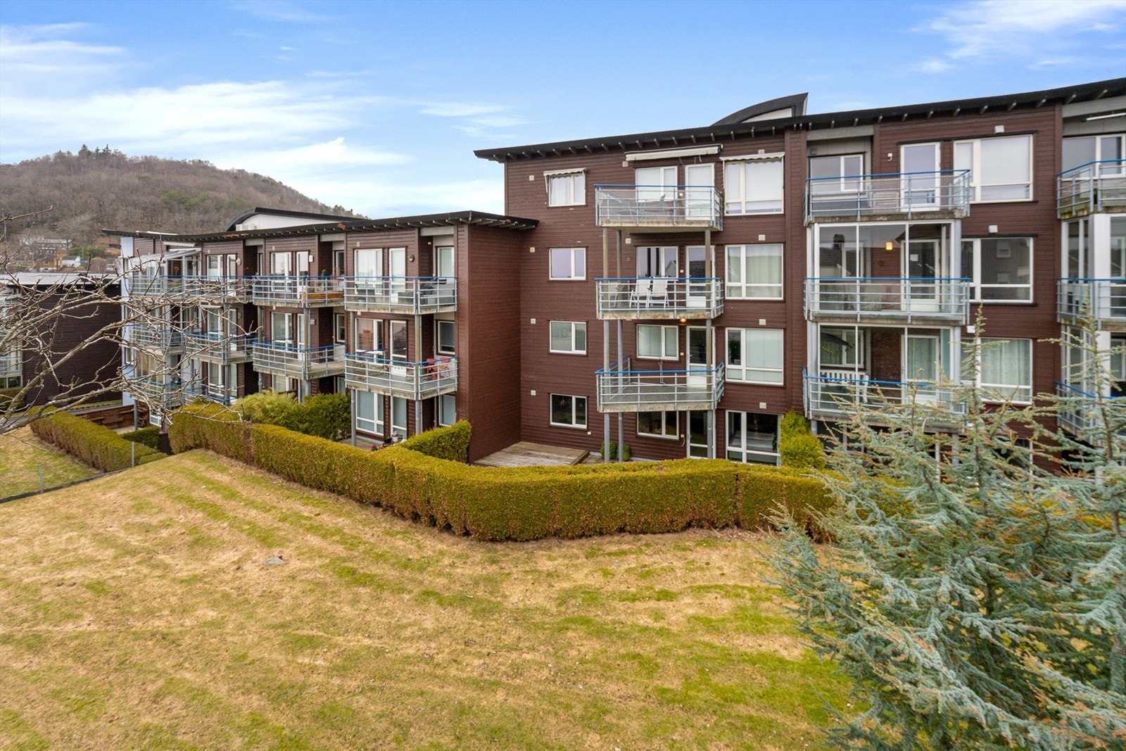 Beliggenhet i et rolig og etablert nabolag, med nærhet til grøntområder. Galleribilde