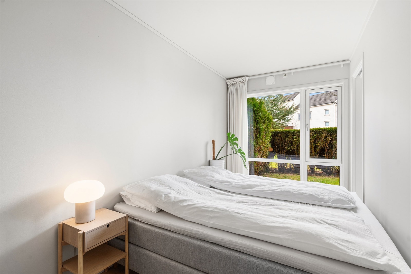 Rommet har naturlig ventilasjon via veggventiler, som bidrar til et godt inneklima. Galleribilde