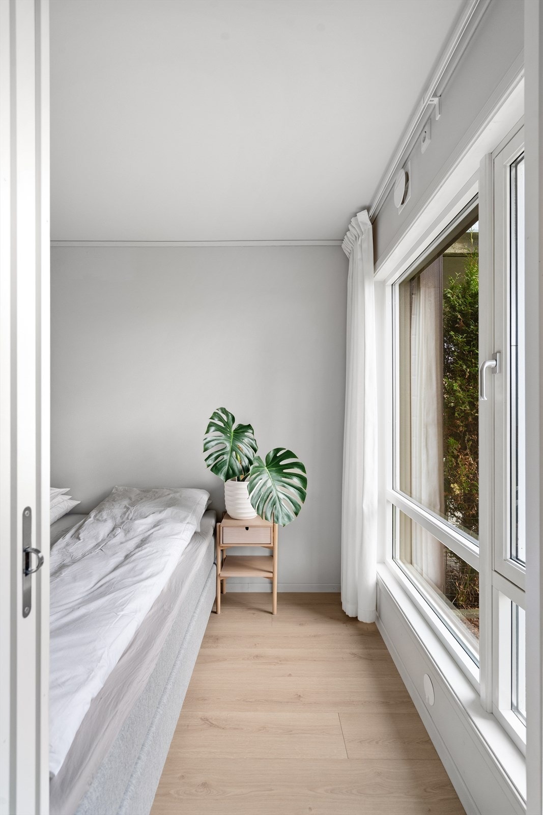 Soverommet har god plass til dobbeltseng og tilhørende møblement. Galleribilde