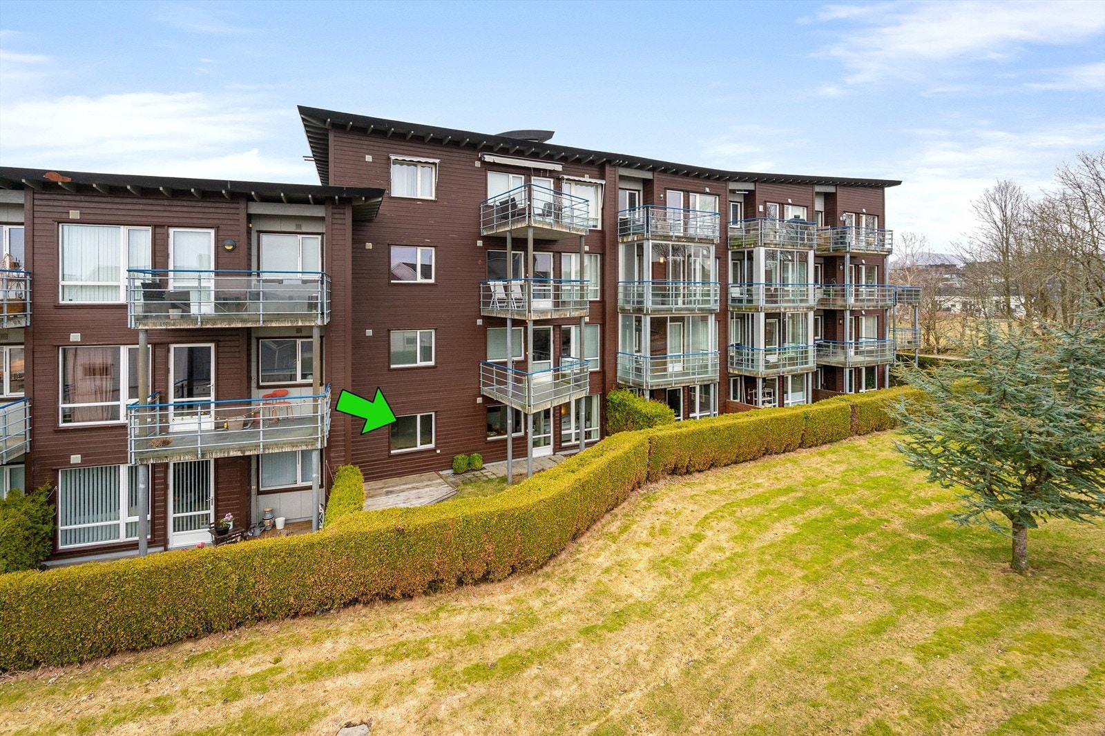 Bygget har en fasade kledd med liggende dobbelfalset kledning og malte betongvegger. Galleribilde