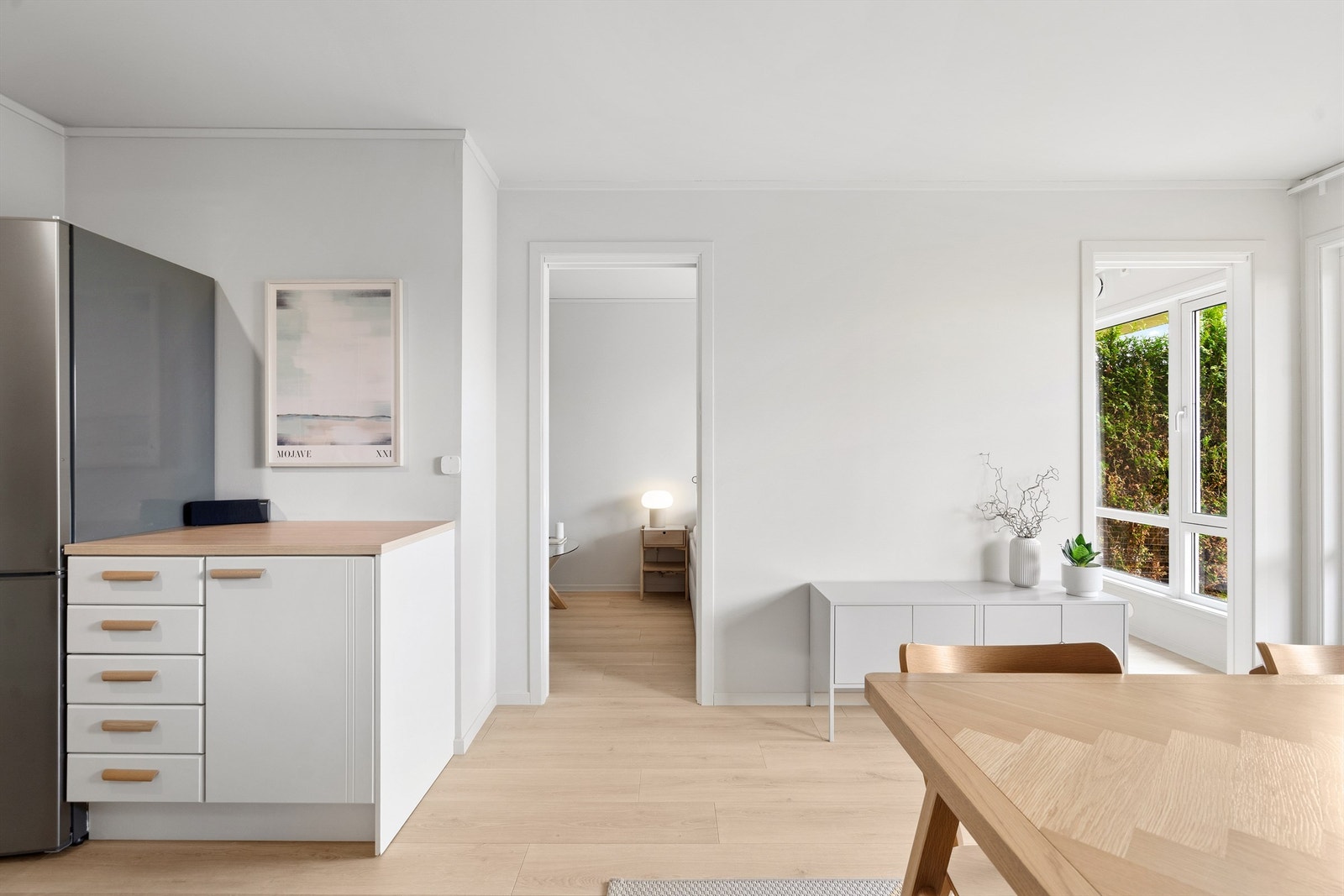 Vinduene som vender mot hagen vil bli skiftet i regi av sameiet i løpet av 2026. Galleribilde