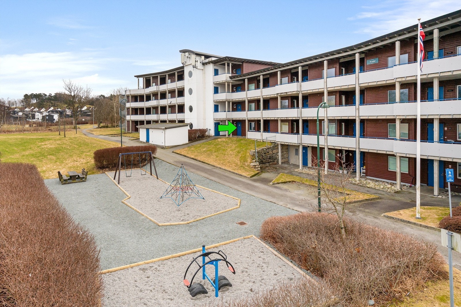 Sameiets fellesområder er pent opparbeidet med blant annet lekeplass for de minste. Galleribilde