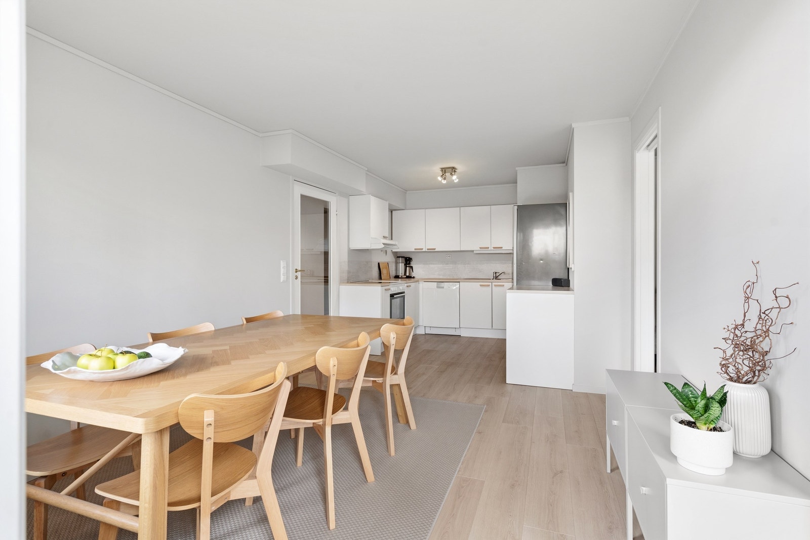 Den åpne planløsningen gir fleksibilitet for møblering av både spise- og sofagruppe. Galleribilde