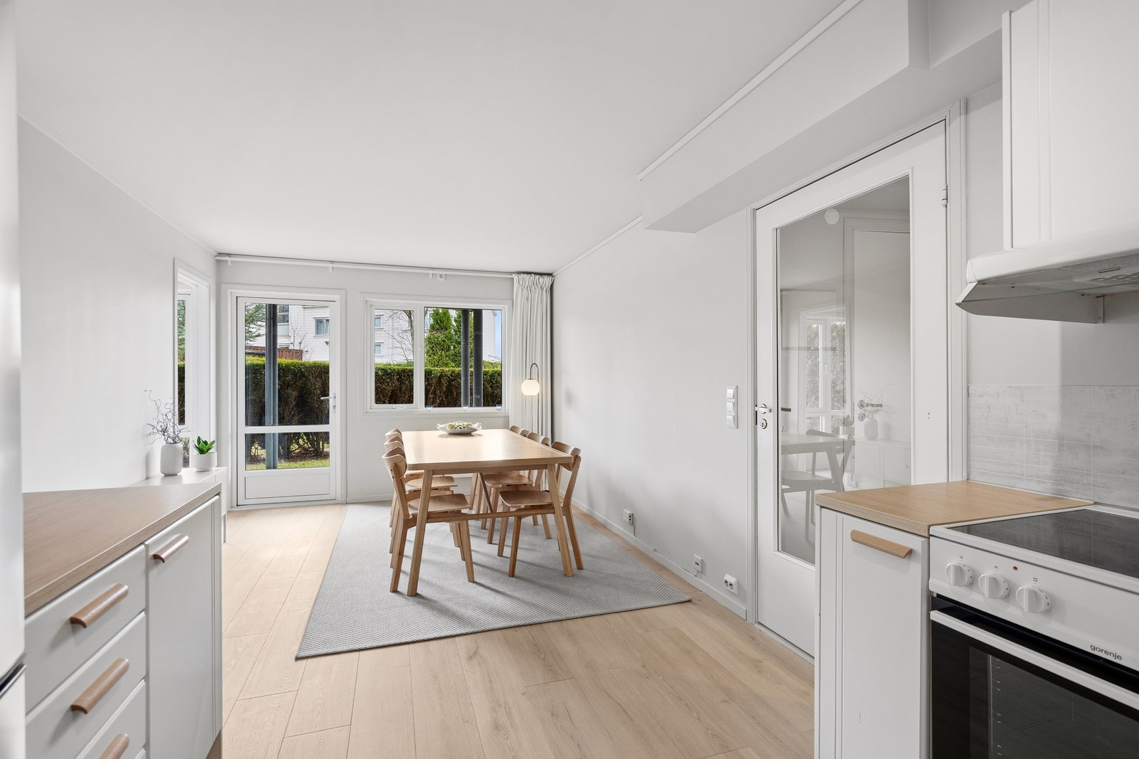 Et helhetlig uttrykk med parkettgulv som strekker seg fra kjøkkenet og gjennom hele stuen. Galleribilde