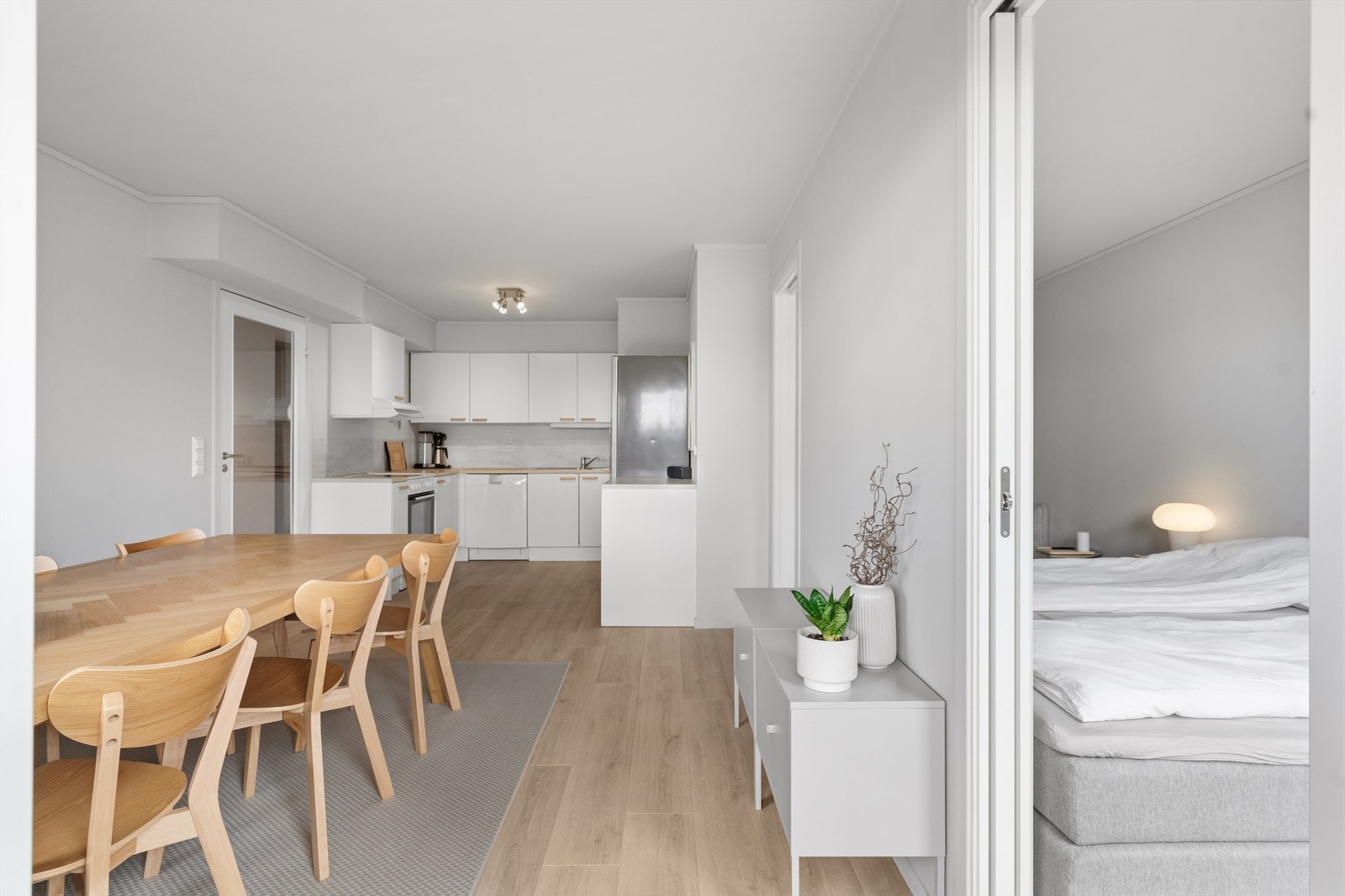 Vegger mot naboer er i betong, noe som gir god lydisolasjon. Galleribilde