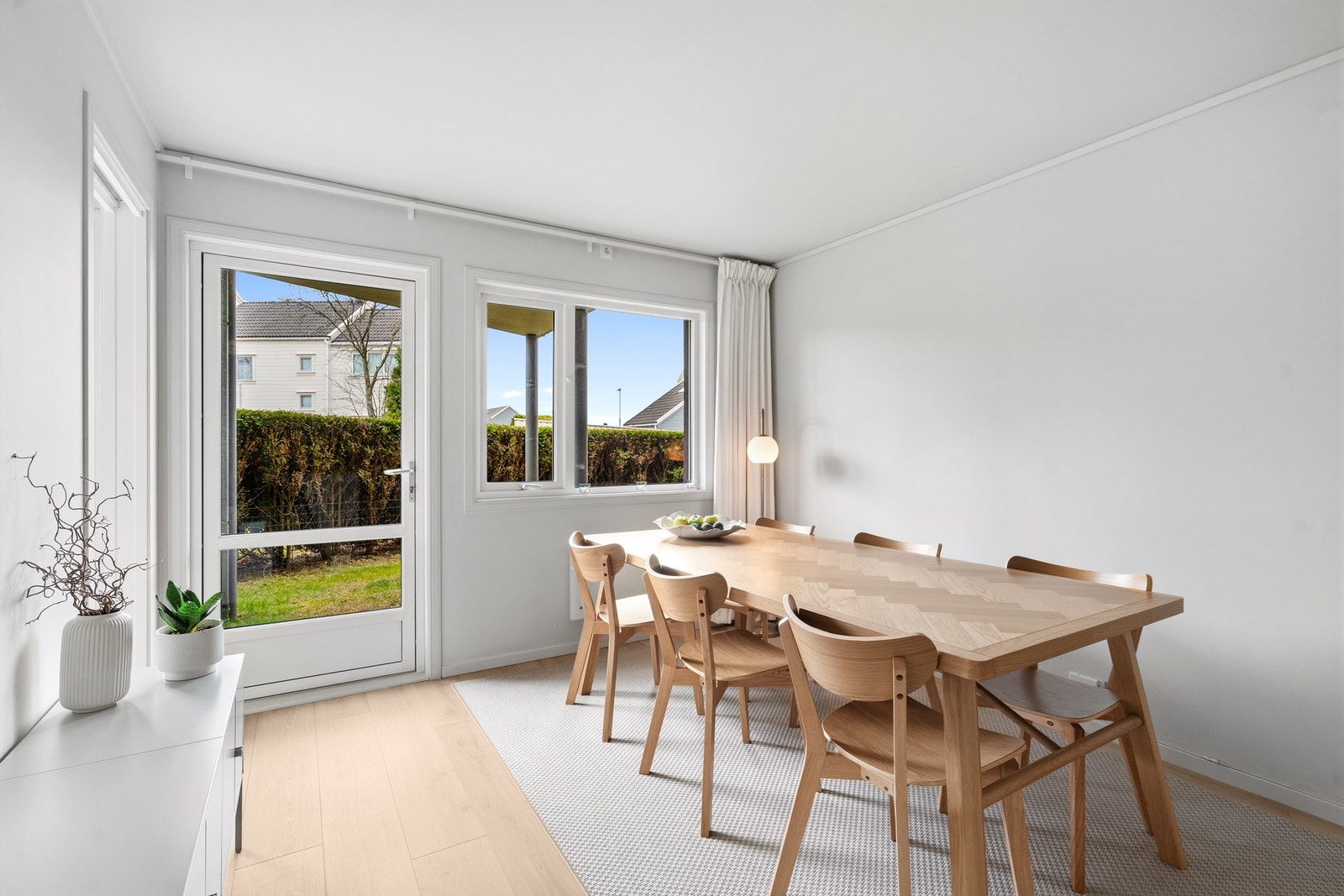 Fra stuen er det utgang til egen hage og en terrasse. Terrassen er på cirka 5 m². Galleribilde