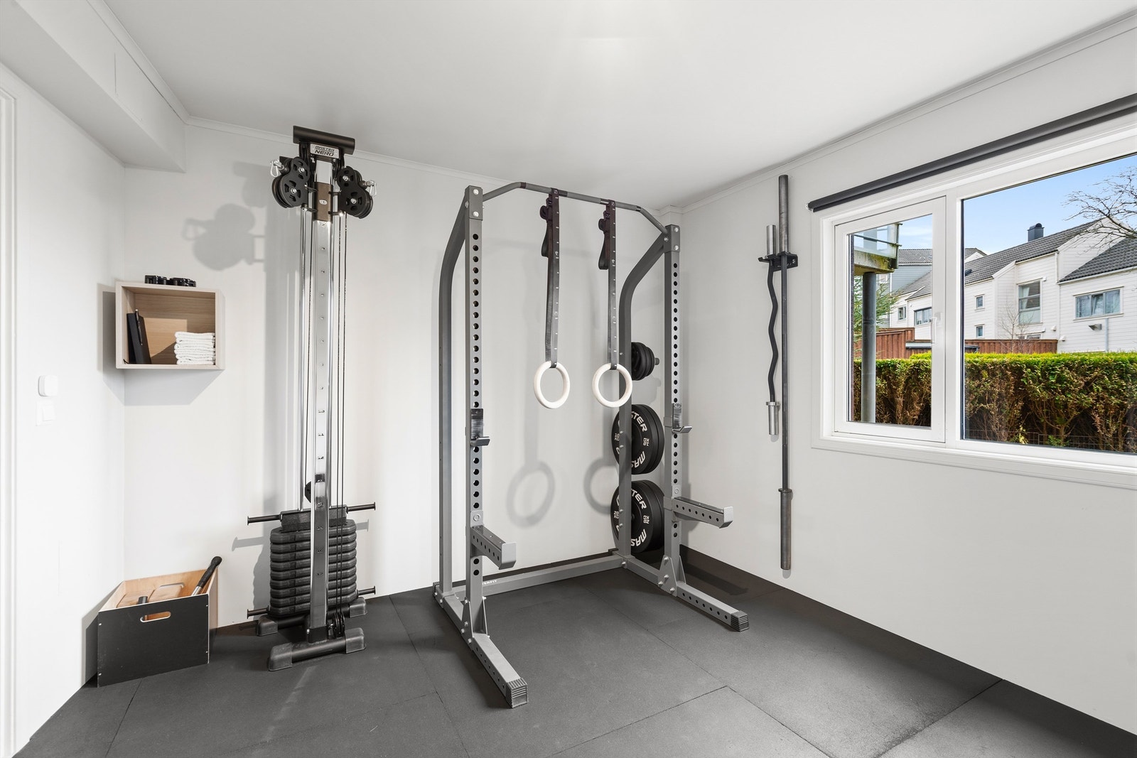 God plass til både seng og kontorløsning, eller som her, et privat treningsrom. Galleribilde