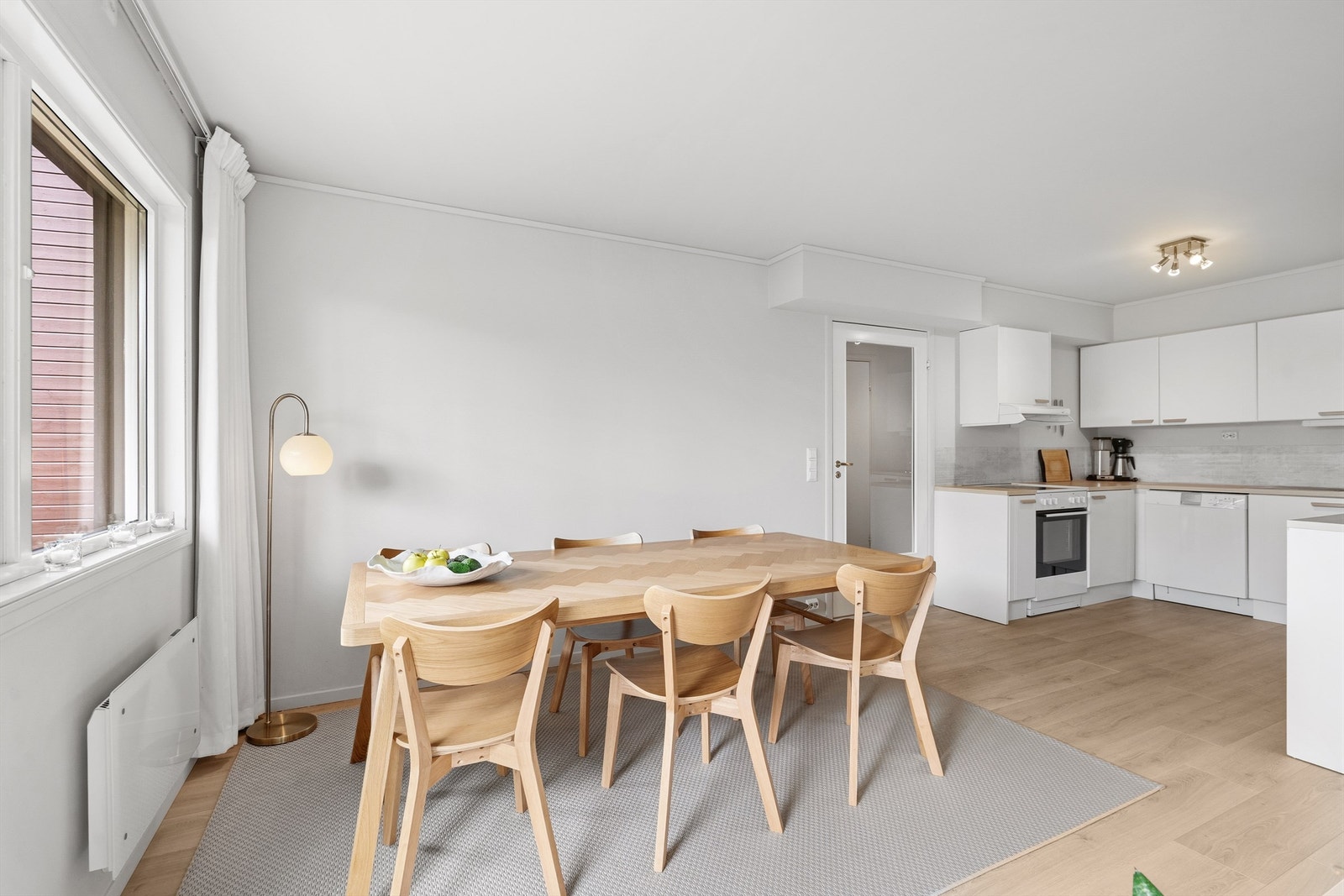 Spisestuen er en naturlig del av den åpne løsningen, med god plass til et større spisebord. Galleribilde