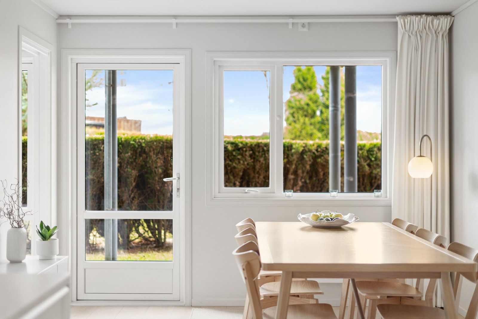 Balkongdøren og store vindusflater slipper inn rikelig med dagslys. Galleribilde