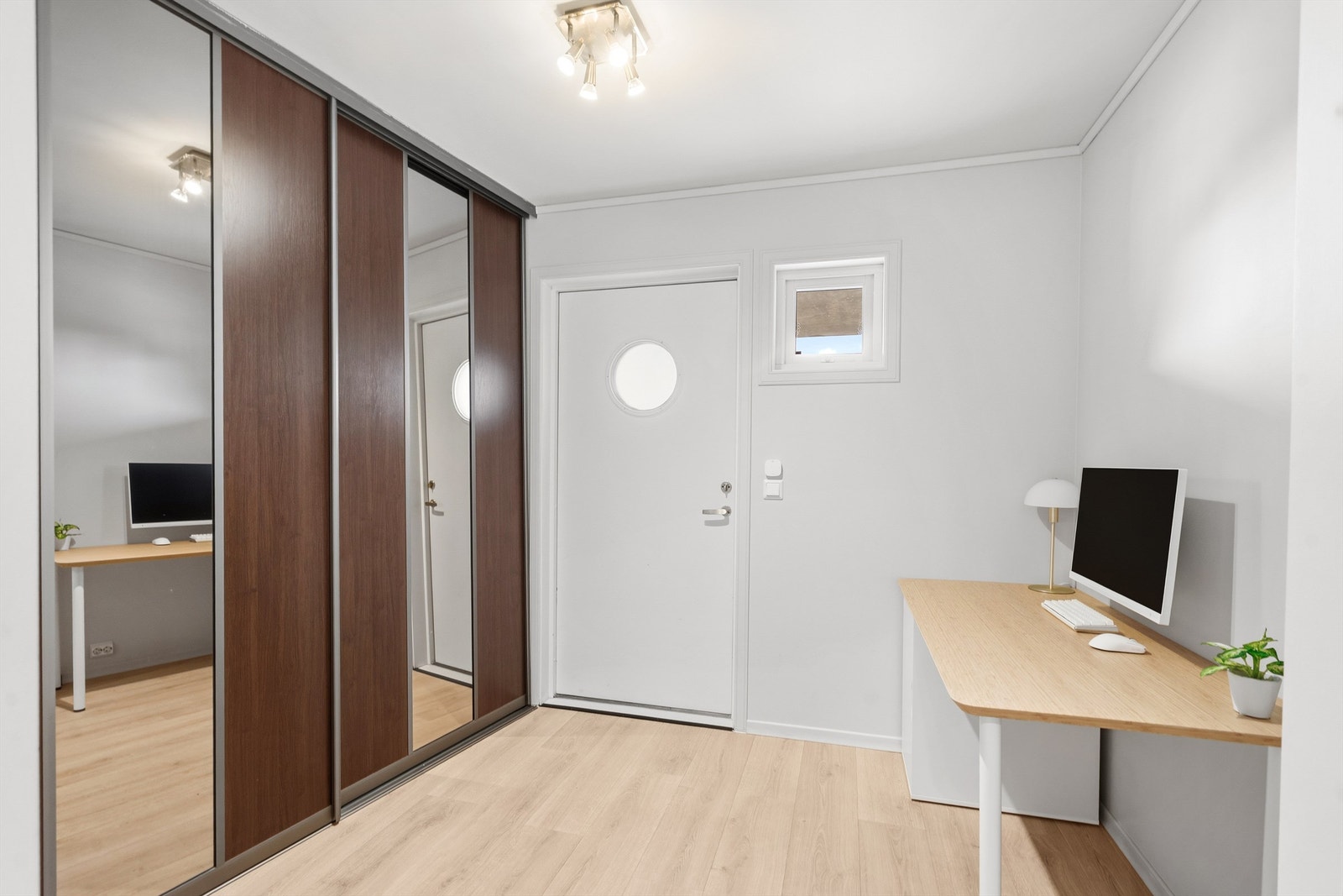 Velkommen inn. Entréen har laminatgulv og god plass til oppbevaring i en romslig skyvedørsgarderobe. Galleribilde