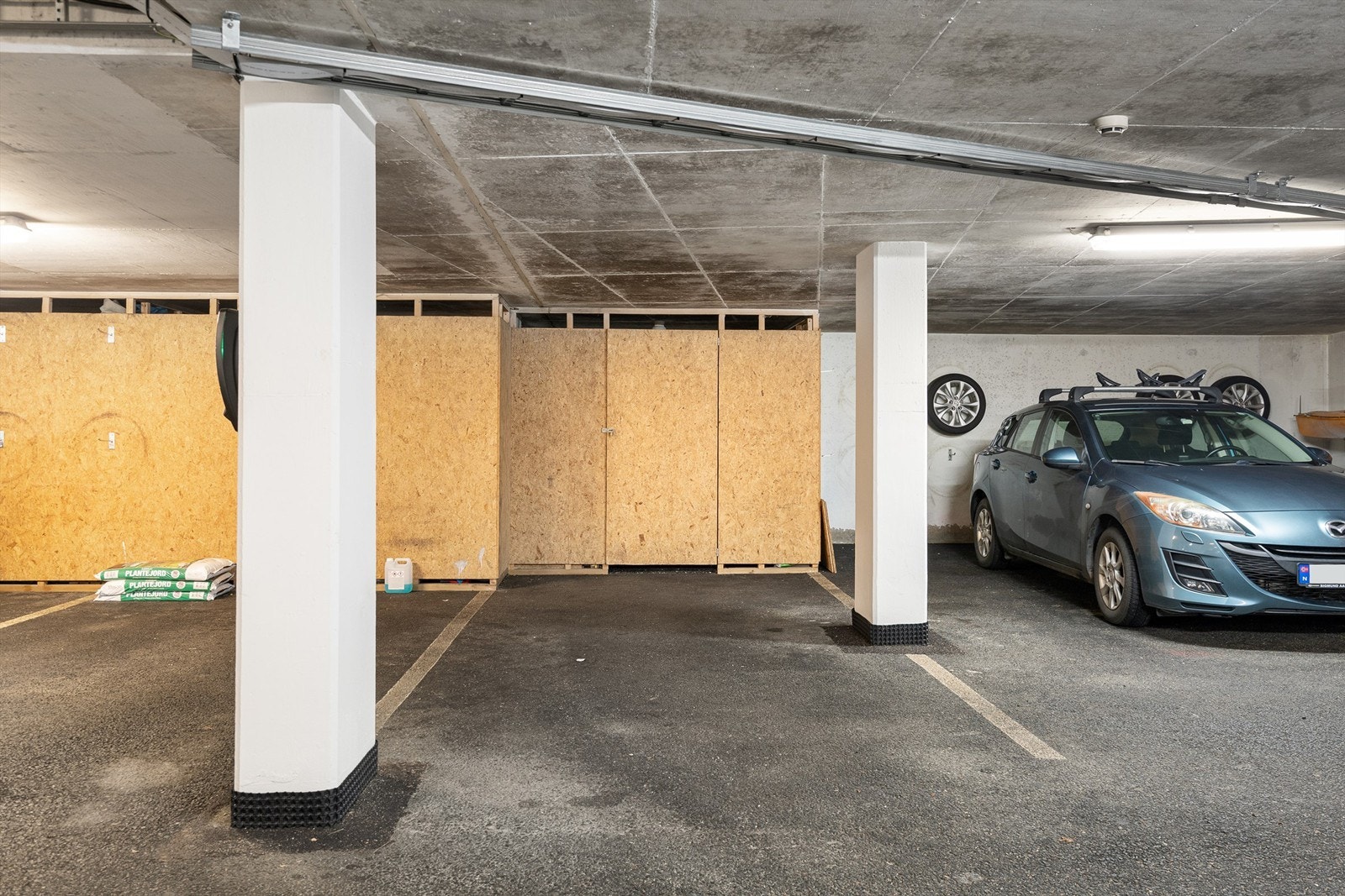 Det medfølger en fast, nummerert parkeringsplass i felles garasjeanlegg. Galleribilde