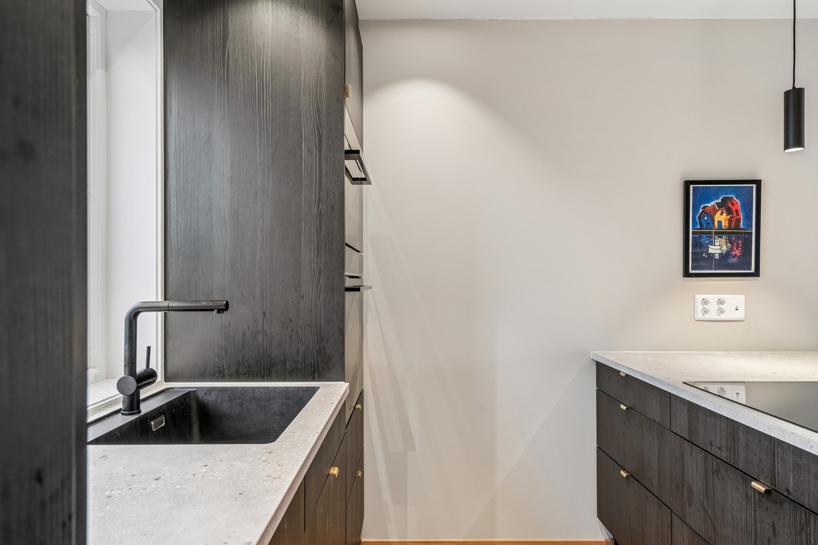 Godt med skuffer og skap til det man trenger på kjøkkenet. Galleribilde