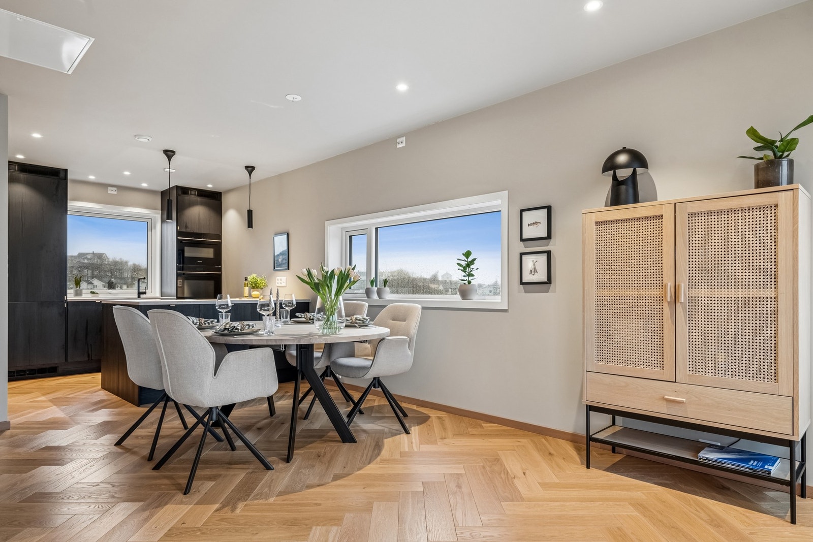 Gjennomgående fiskebeins parkett og den listfrie løsningen gir boligen et moderne og trivelig utrykk. Galleribilde