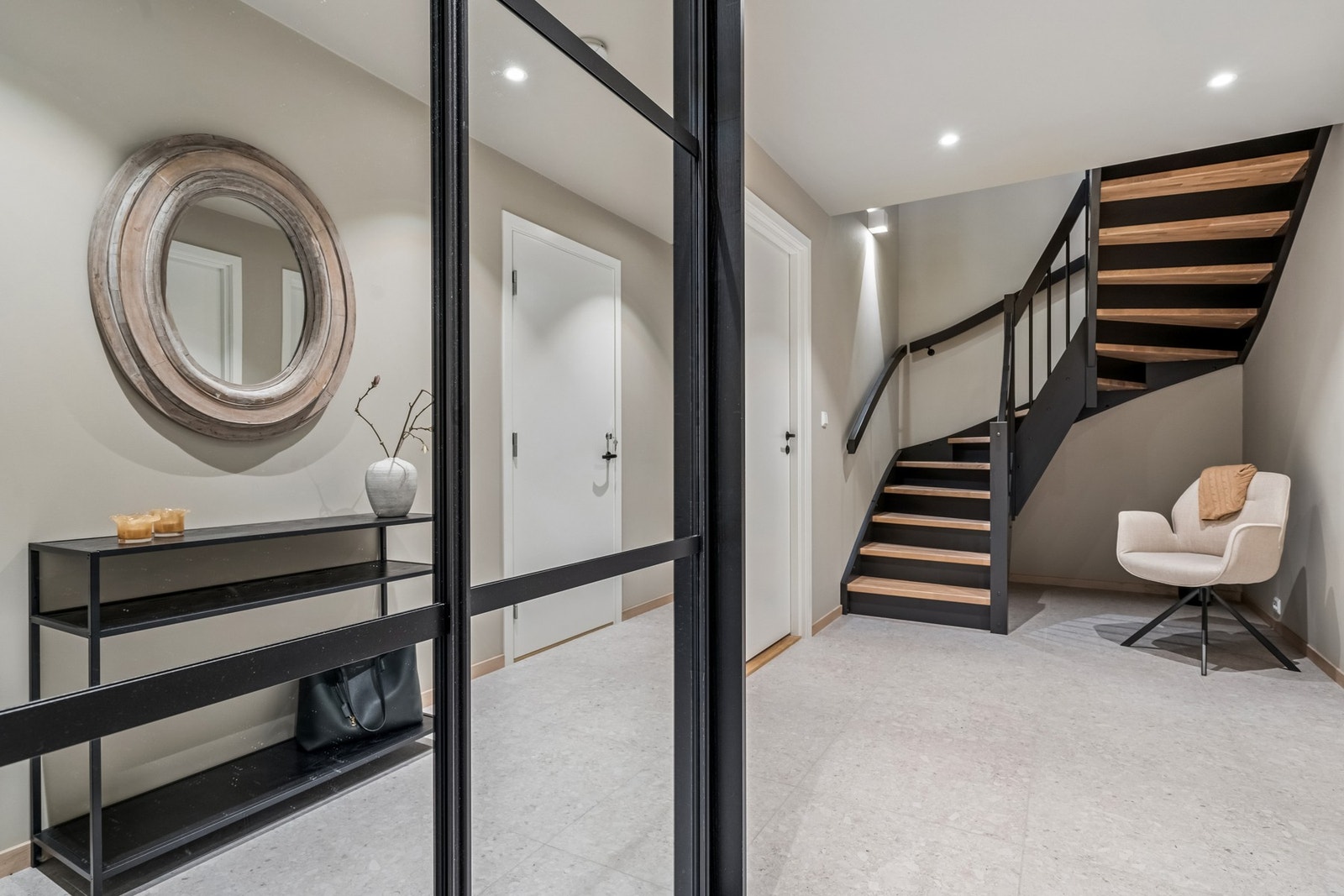 Romslig og flislagt entrè/gang med skyvedørsgarderobe. Galleribilde