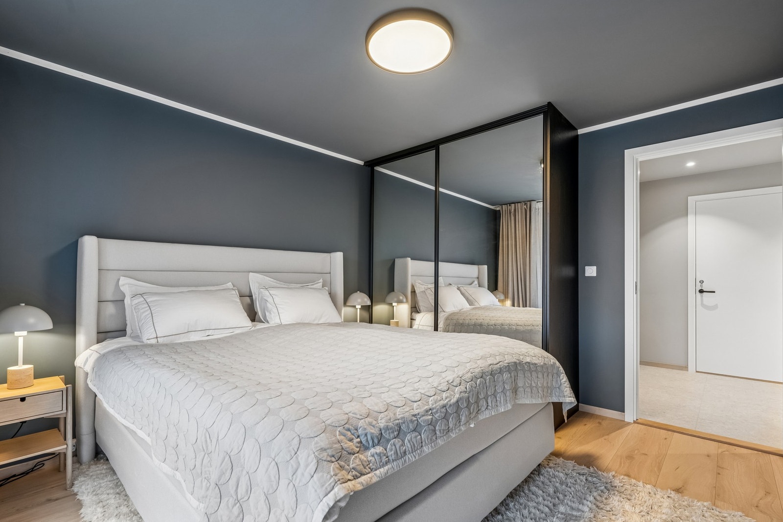 Plass til både dobbeltseng, nattbord og skyvedørsgarderobe. Galleribilde