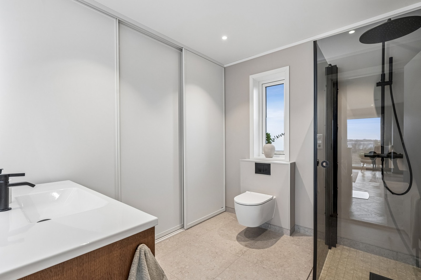 Svarte detaljer på dusjarmatur, dusjdører og vannkran. Galleribilde