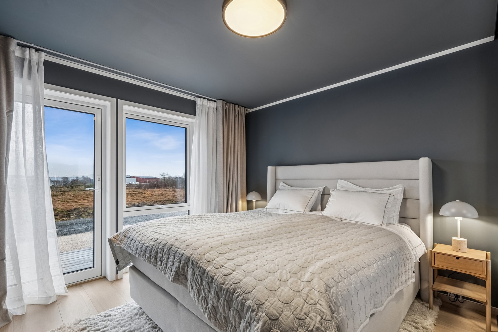 Hovedsoverom med utgang til terrasse på bakkeplan. Galleribilde