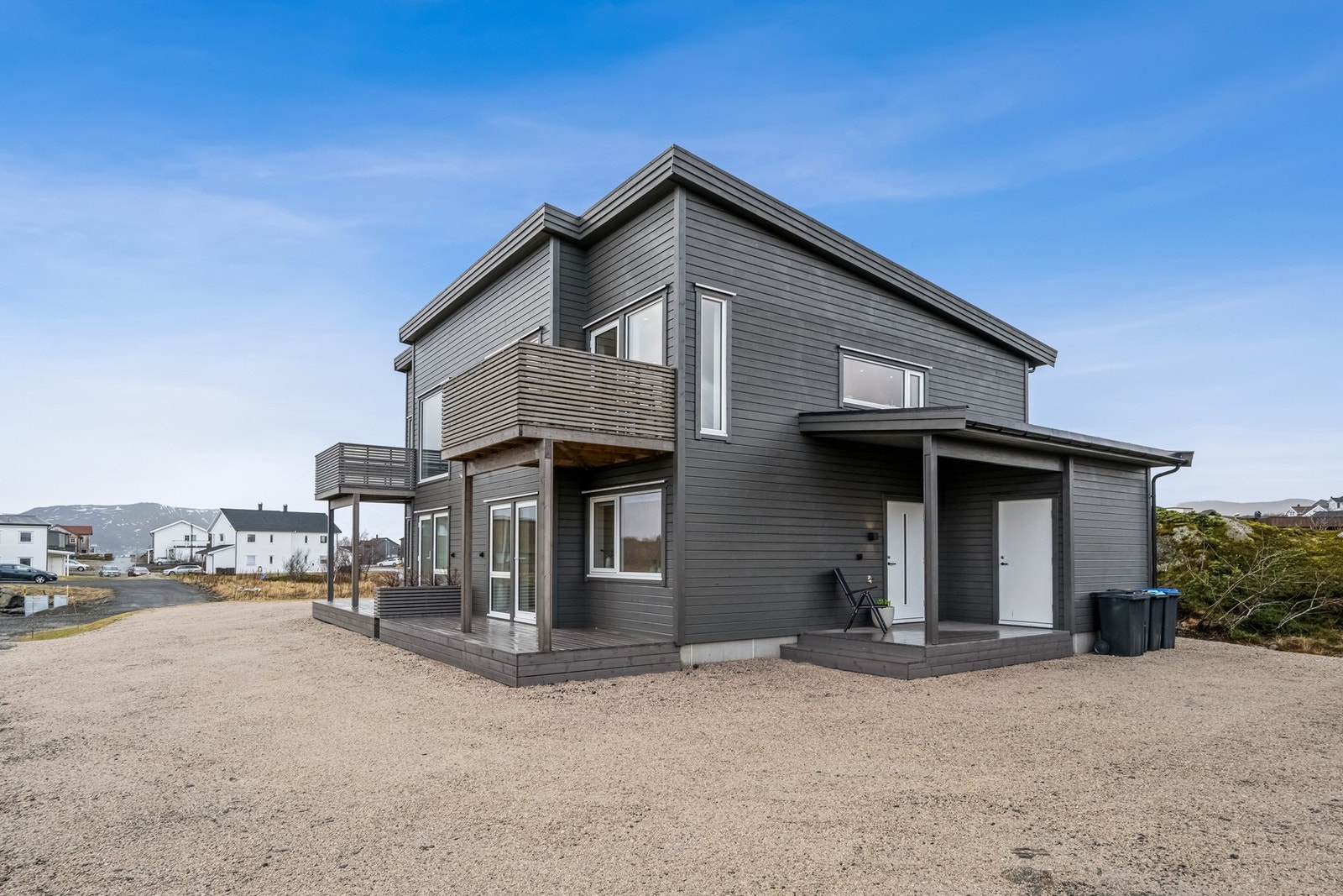Eiendommen ligger i barnevennlige omgivelser med kort vei til barnehage, skoler og idrettsanlegg. Galleribilde