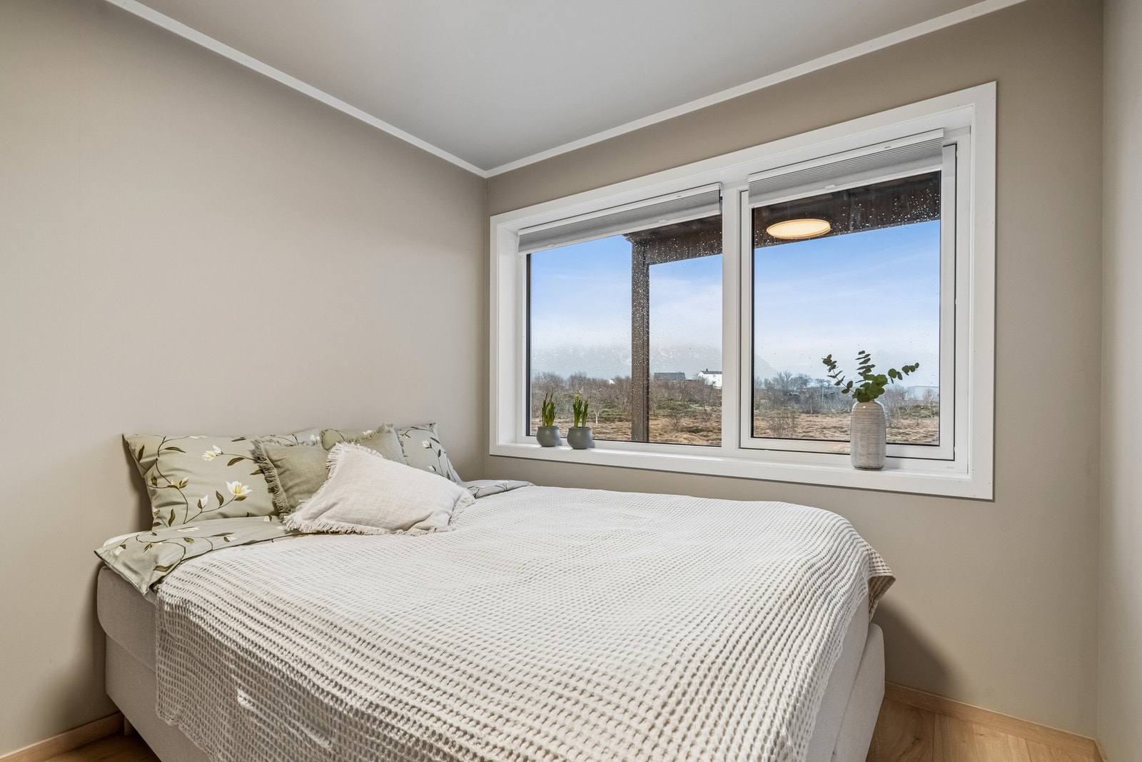 Begge rommene har store vindusflater og balansert ventilasjon, noe som bidrar til godt inneklima. Galleribilde