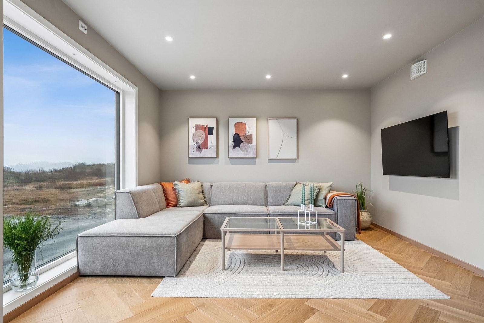 Det er installert spotter i taket gjennom hele rommet. Galleribilde