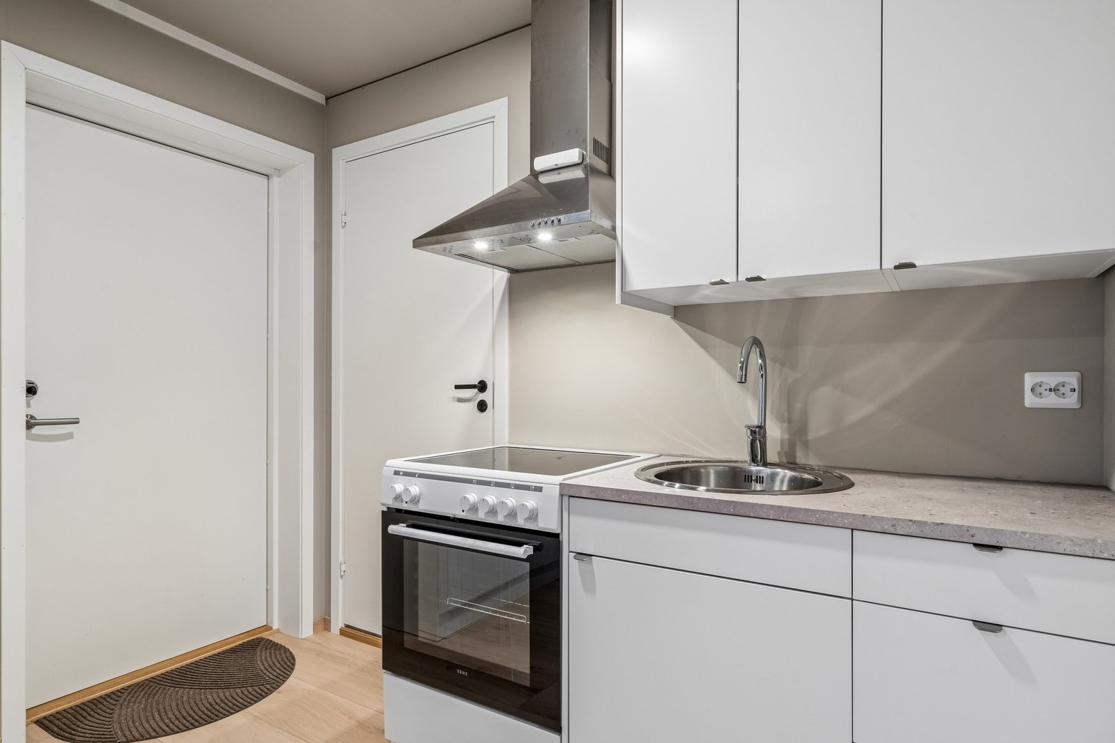 Boligen byr også på en praktisk hybeldel med som har både innvendig adkomst og separat inngang fra baksiden av boligen. Galleribilde