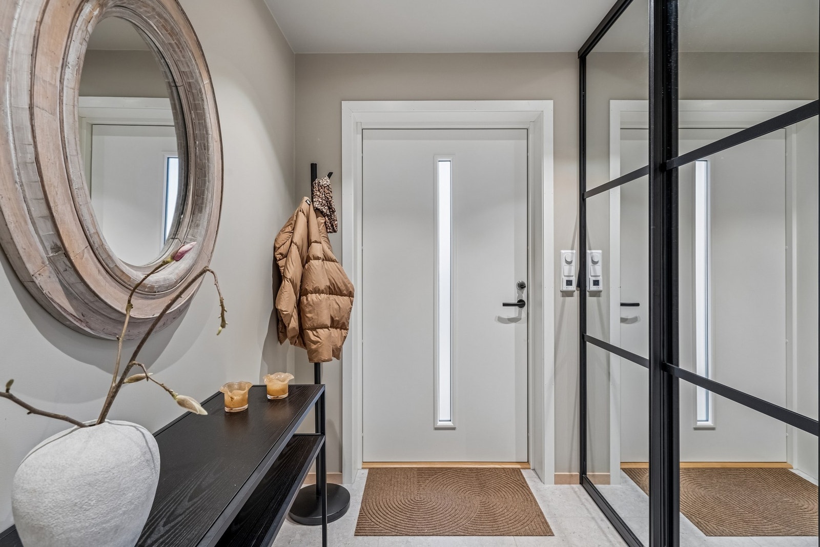 Godt med plass til å henge fra seg yttertøy og sko. Galleribilde