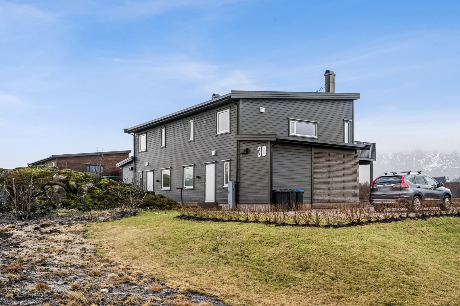 Det er et flott naturområde med fjære, strand, gapahuk, åpen lekeplass og populære akebakker som brukes flittig gjennom vinteren. Galleribilde