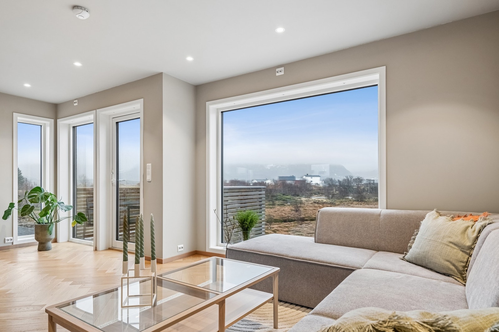 De store vinduer i oppholdsrommet slipper inn rikelig med naturlig lys. Galleribilde