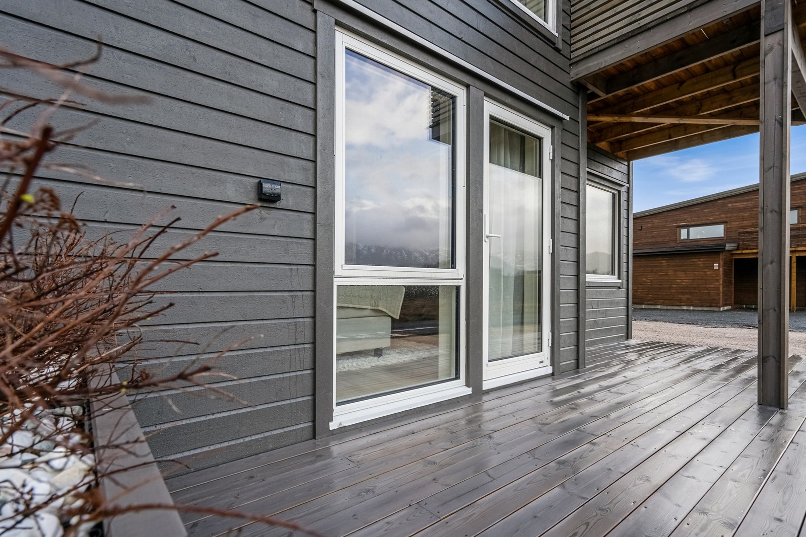 Terrassen på bakkeplan like utenfor hovedsoverom og soverom 2. Galleribilde