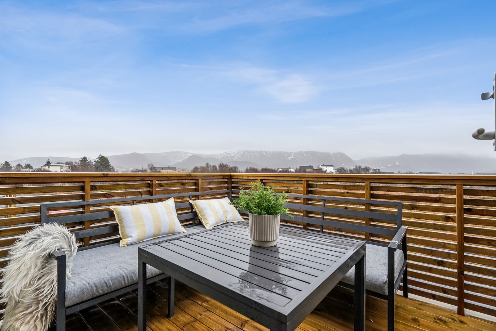 Fra verandaen ved stuen har man en flott og vidstrakt utsikt ut mot Lofotfjellene. Galleribilde