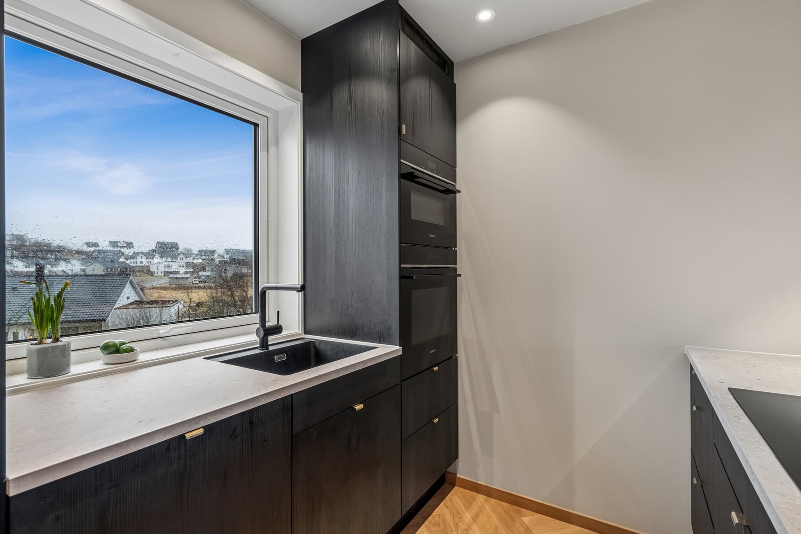 Vinduer på begge sider av boligen, bidrar til et behagelig gjennomlys. Galleribilde