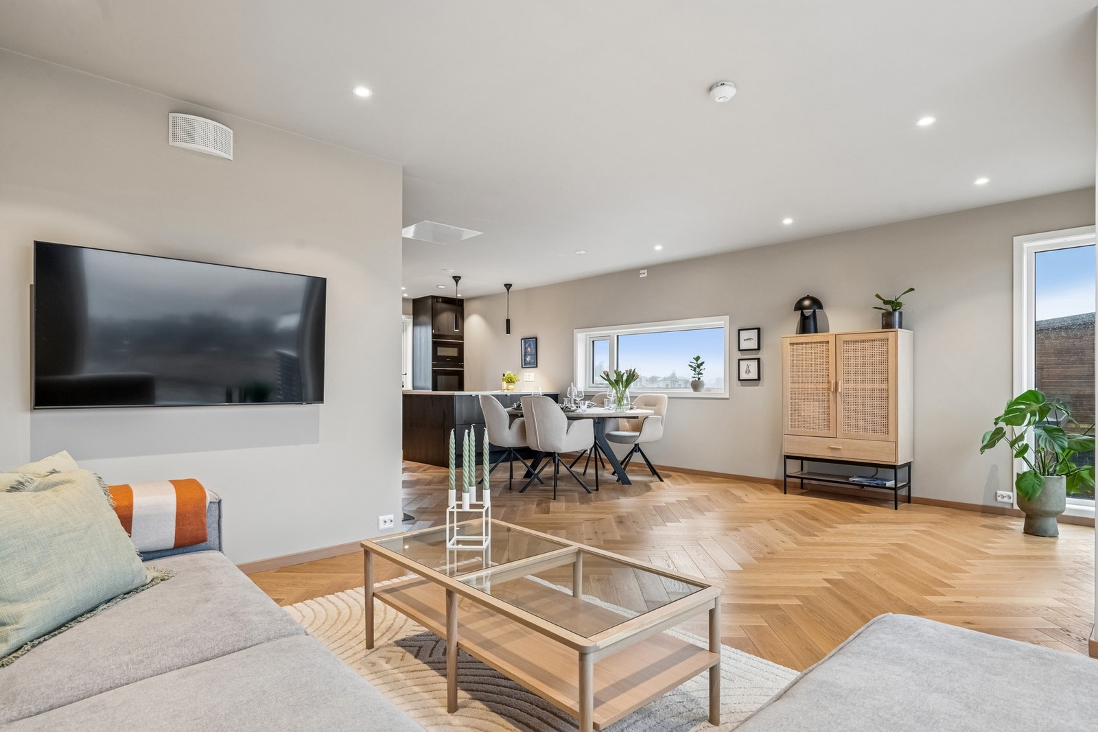 Stue og kjøkken fremstår i en åpen og og luftig løsning. Galleribilde