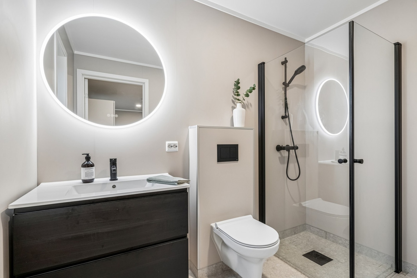 Bad i tilknytning med hybeldelen, med lekker utførelse. Det er varmekabler i gulv og opplegg for vaskemaskin i rommet. Galleribilde