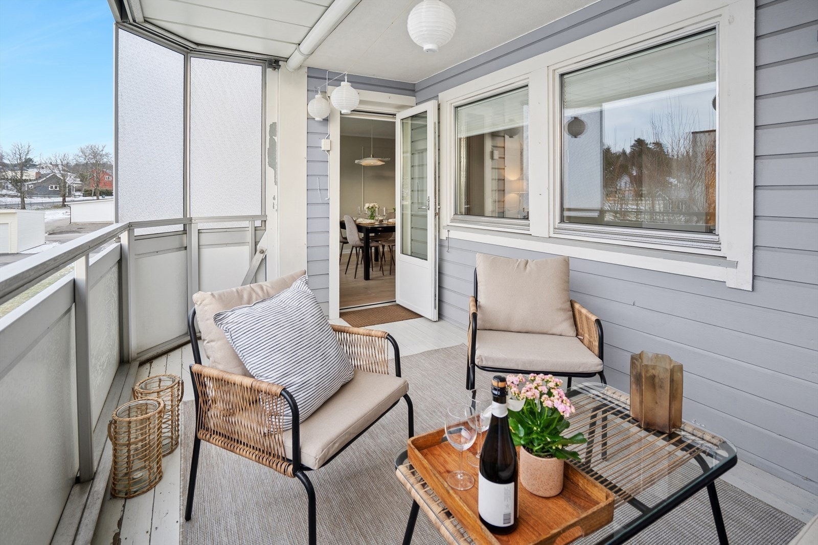 Fra stuen er det utgang til en solrik balkong med fin utsikt utover fellesarealer og nabolaget. Galleribilde