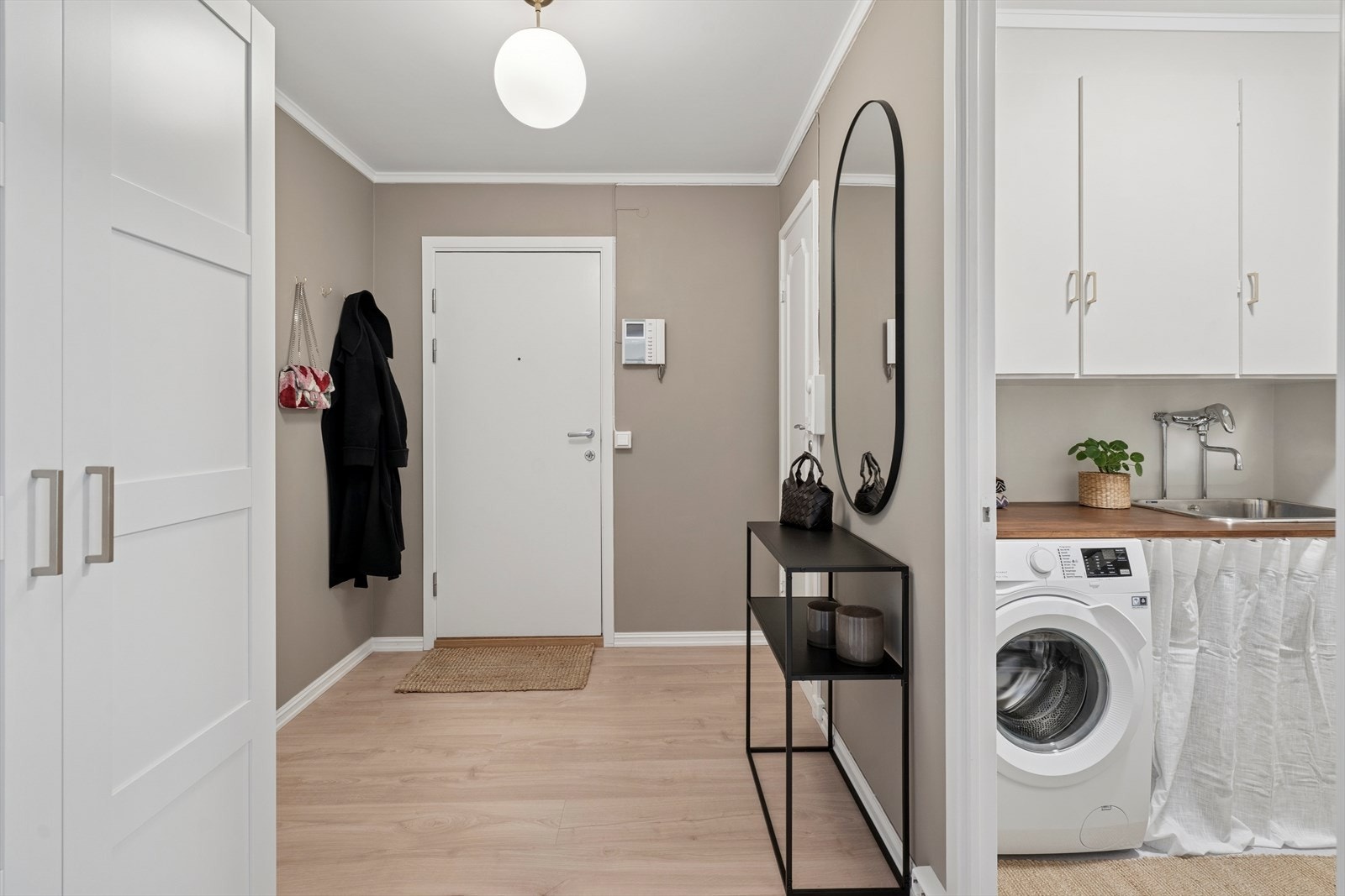 Du kommer inn i en lys og luftig entré med adkomst til bad, soverom og vaskerom. Galleribilde