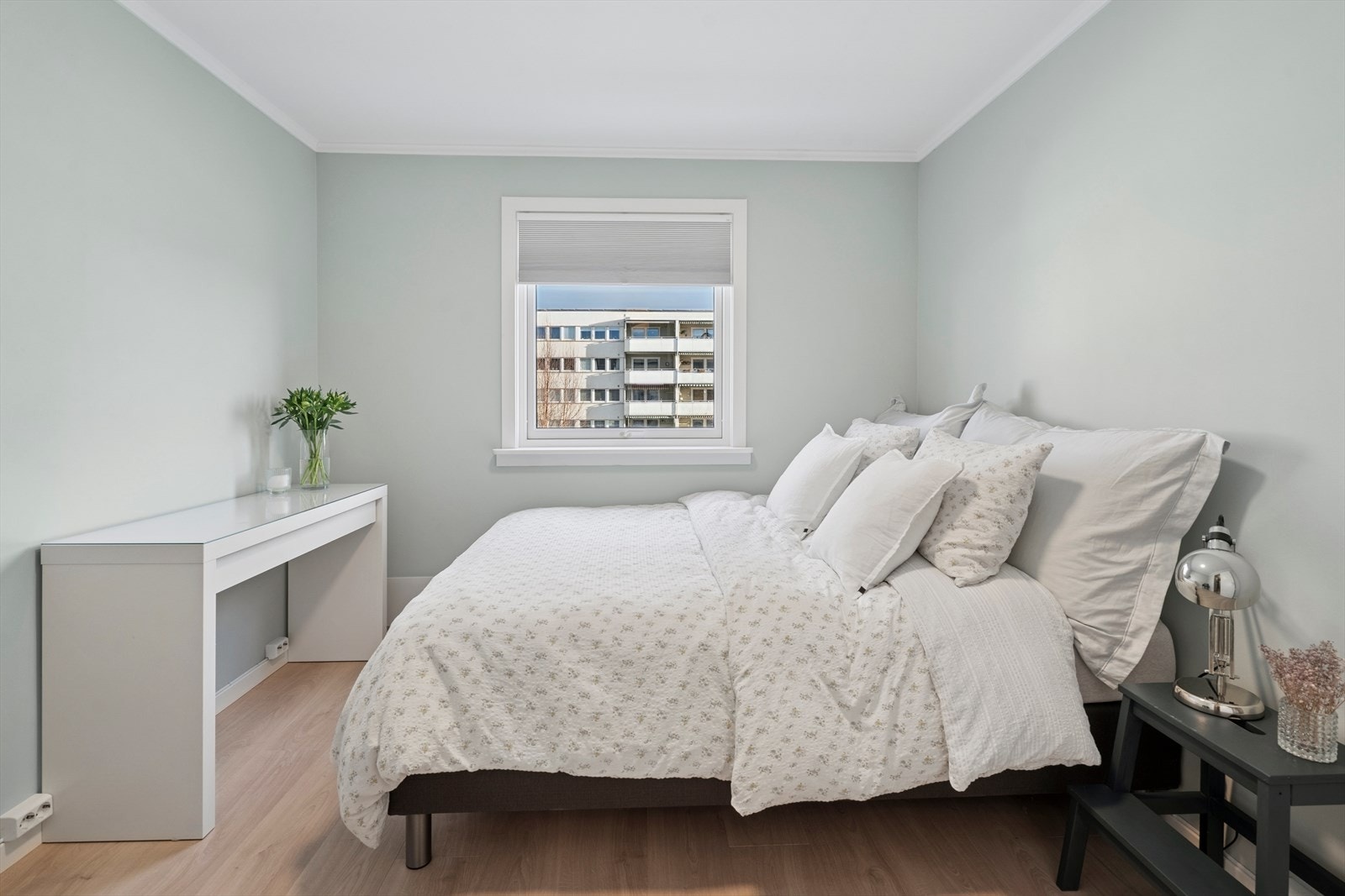 Det er etablert to soverom i leiligheten, begge soverommene er malt i lyse, behagelige fargetoner. Galleribilde