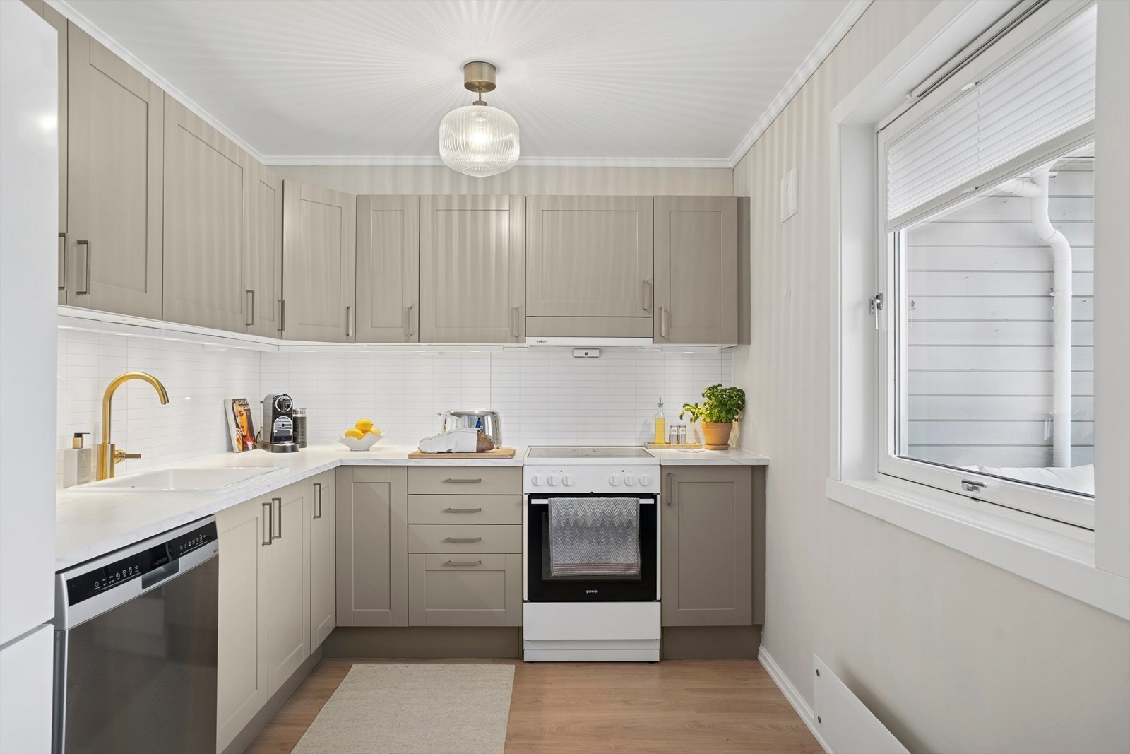 Flott, oppgradert kjøkken med moderne utførelse. Galleribilde