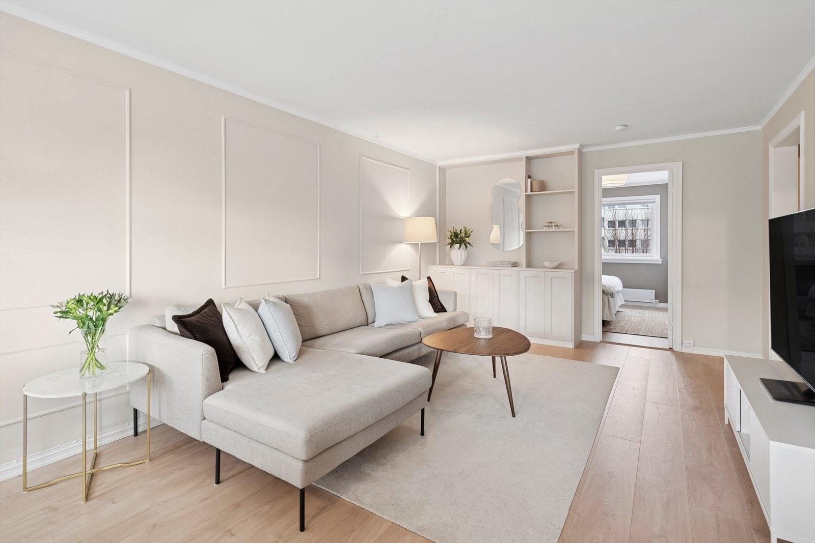 Stuen er malt i tidsriktige farger som står i stil til resten av leiligheten. Galleribilde