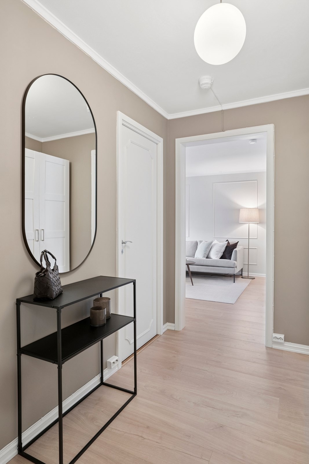 Entréen gir god plass til å henge fra seg yttertøyet. Galleribilde