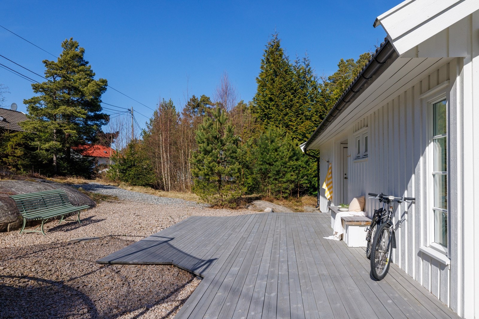 Parkeringsretten som medfølger i festekontrakten har adkomst fra nordsiden, mens ekstra parkeringsplass på østsiden av tomta leies for kr. 600,- årlig. Galleribilde