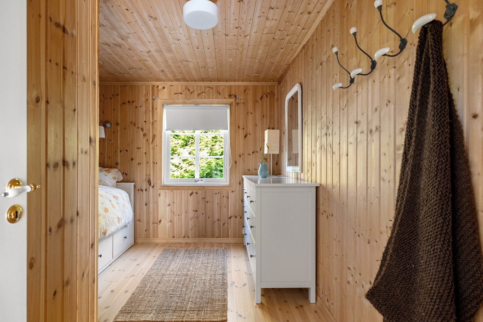 Soverom nr.2 vegg-i-vegg. Galleribilde